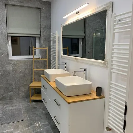 Dana House In Central